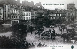 Oorlog in het Noorden: Londense bussen van de British Expeditionary Force op het hoofdplein in Bethune in 1915 (fotolitho) door French School