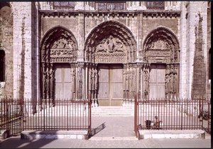 Westgevel met de drie deuren van het Koninklijk Portaal met (L naar R) de Hemelvaart, Christus in Majesteit met de symbolen van de evangelisten en de apostelen en de Madonna en Kind op de troon