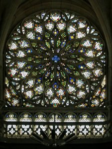 Raam S roos met het zuidelijke roosvenster, gebouwd in het begin van de 16e eeuw, bevat veel van het originele decoratieve glas, hoewel het in 1865 veel werd gerestaureerd door French School
