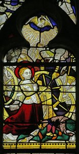 Raam met St. Catharina die bidt en engelen die het wiel breken door stenen te gooien door French School