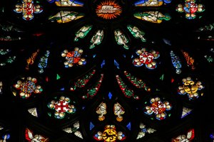 Raam met een detail van het westelijke roosvenster; de wapenschilden omvatten Montmorency-Laval, Bertrand Duguesclin en Oliver de Clisson