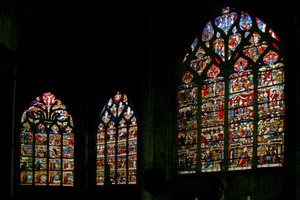 Raam met de oostkant van de kerk met het hoofdoostraam in het midden door French School