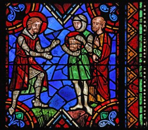 Raam w06 met het verhaal van St. Julianus van Brioude - St. Ferreol, een vriend van Julianus, die stierf tijdens de vervolgingen van Diocletianus, ontvangt Brioudes hoofd na zijn executie door French School