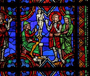 Raam w06 met het verhaal van St. Julianus van Brioude - St. Ferreol, een vriend van Julianus, die stierf tijdens de vervolgingen van Diocletianus, wordt gedwongen afgoden te aanbidden door French School