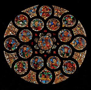 Raam w108 met het Nieuwe Verbond: bovenaan Christus (Alpha en Omega), dan de vier symbolen van de Evangelisten die een vierkant vormen, twee Deugden aan de linker- en rechterkant, en de Ar