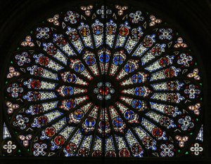 Raam w121, het noordelijke roosvenster, met Apostelen, Evangelisten, bisschoppen, koningen, martelaren, St. Petrus en St. Paulus (roosvenster - intern) door French School