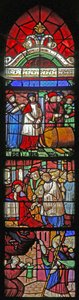 Raam w19 met het leven van St. Remi. Onder: bevrijdt een bezeten ziel. Midden: wordt het bisschopsambt van Reims aangeboden (gegraveerd) Boven: wonder van de wijn in Cernay