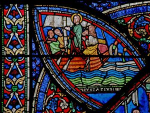 Raam w21 met een scène uit het leven van St. Eustache: hij vertrekt met zijn familie naar Egypte