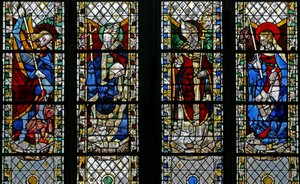Raam w49 met St. Michael, St. Julien, St. Guillaume, St. Genevieve door French School