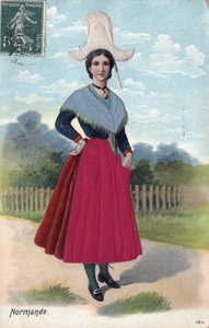 Vrouw in traditionele klederdracht uit Normandië ca. 1910