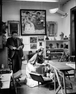 Mexicaanse schilders Frida Kahlo (1907-1954) en Diego Rivera (1886-1957) in hun atelier in 1948 (z/w foto) door Frida Kahlo