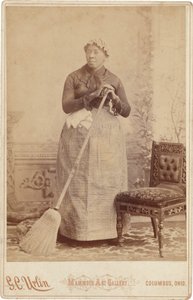 Portret van een vrouw met een bezem,c. 1885 (foto) door G.C. Urlin
