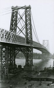 Williamsburg Bridge over East River tijdens de bouw, 1898