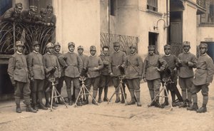 Album "The GM R. Army (Eerste Wereldoorlog)": Soldaten van het 152e Infanterieregiment - Compagnie "Arbeiders bij het lanceren van bommen", met mortieren "Stokes"