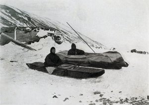 De Twee Kajaks Aan Land, ca. 1911, 1913 door G. Murray Levick
