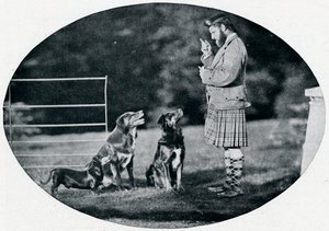 Mr. Francis Clark, de lakei van de koningin, met drie van haar favoriete honden