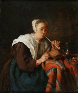 Een vrouw zittend met een pijp
