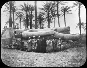 Gevallen kolossaal standbeeld van Ramses de Grote, Memphis, Egypte, ca. 1890