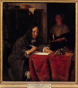 De schrijver. Dienstmeid houdt een kaars vast zodat de schrijver licht heeft om te schrijven