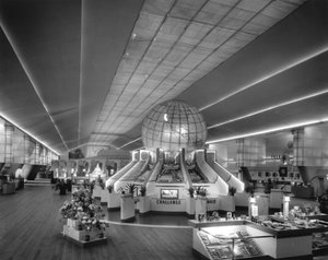 Verlichte globe van Cel-O-Glass in de Hal van Landbouw op de Wereldtentoonstelling van New York, 1939 door Gabriel Moulin