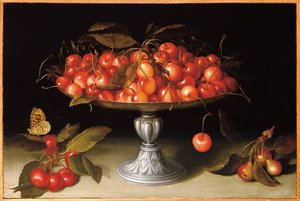 Kersen in een zilveren compote met sierappels op een stenen rand en een kievitsbloemvlinder door Galizia Fede