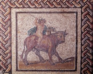 Gallo-Romeinse kunst: mozaïekbestrating die een rustieke kalender voorstelt. Allegorie van de lente rijdt op een stier. Eind 2e, begin 3e eeuw na Christus. Uit Saint-Romain-en-Gal (Rhone). Saint Germain en Laye, Nationaal Archeologisch Museum door Gallo Roman