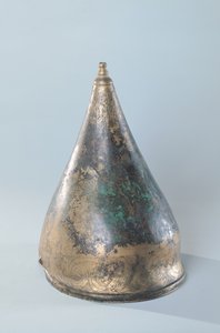Helm met gegraveerde decoratie, uit een graf in Berru, Marne