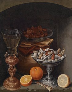 Stilleven met een wijnglas, sinaasappels, een bord met champignons en een zilveren beker