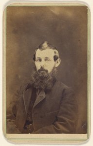 [Ongeïdentificeerde man met volle baard, zittend]. door George A. Lenzi