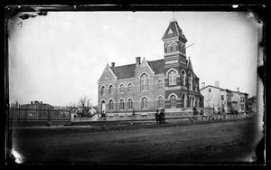 Stadhuis, Flatbush, Brooklyn, ca. 1872-87 door George Bradford Brainerd