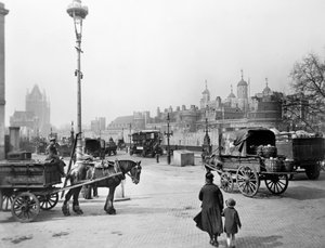 Karren buiten de Tower of London, ca. 1930 door George Davison Reid