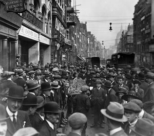 Menigte buiten het Krantenhuis, Fleet St kijkend naar het oosten, City of London, voor 1933 door George Davison Reid