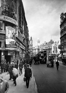 Mensen lopen langs het Astoria Theater in Charing Cross Road, Westminster, Londen, vroege jaren 1930