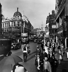 The Strand met het Gaiety Theatre links en St Clement Danes, Westminster, Londen