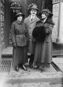 Fania Mindell, redacteur Harold Hersey en Marian Bloom waarschijnlijk genomen tijdens het Bownsville-proces, 1917 door George Grantham Bain