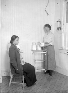 Margaret Sanger met haar collega Fania Mindell, bij de kliniek in Brownsville, Brooklyn, ca. 1916 door George Grantham Bain