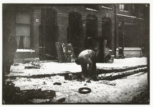 Bouwvakker aan het werk in de sneeuw in Amsterdam door George Hendrik Breitner