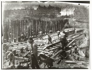Bouwvakkers aan het werk in een bouwput aan de Van Diemenstraat in Amsterdam door George Hendrik Breitner