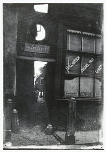 Doorkijk door de Omvalspoort in Haarlem door George Hendrik Breitner