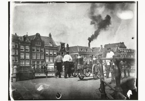 Gezicht op de Prinsengracht bij de brug over de Leidsegracht in Amsterdam door George Hendrik Breitner