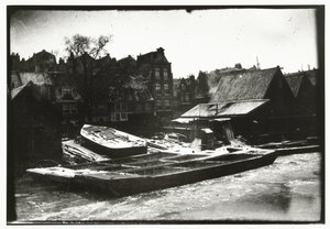 Gezicht op een scheepswerf op het Prinseneiland in Amsterdam door George Hendrik Breitner