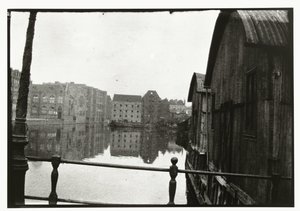 Gezicht vanaf de brug naar het Prinseneiland in Amsterdam door George Hendrik Breitner