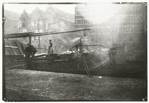 Gouvernementspakhuizen aan de Brouwersgracht in Amsterdam door George Hendrik Breitner