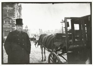 Paarden met rijtuig op het Leidseplein in Amsterdam door George Hendrik Breitner