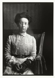 Portret van Margaretha Breitner, zus van de fotograaf