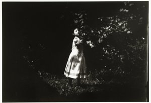 Portret van een meisje in een tuin door George Hendrik Breitner