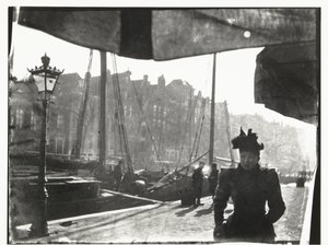 Portret van een vrouw wandelend over de Prinsengracht in Amsterdam door George Hendrik Breitner