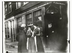 Vier jonge vrouwen op straat voor proeflokaal Koggink in de Runstraat in Amsterdam door George Hendrik Breitner