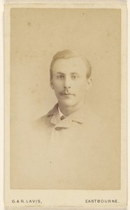 [Ongeïdentificeerde man met snor, in vignetstijl]. door George Lavis
