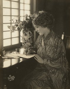 Mary Pickford, gekleed in een kimono, schrijvend aan een bureau, ca. 1918 door Bartolome Esteban and studio Murillo
